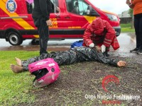 Motociclista perde o controle e colide contra poste durante chuva 