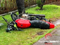 Motociclista perde o controle e colide contra poste durante chuva 