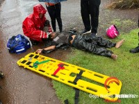 Motociclista perde o controle e colide contra poste durante chuva 