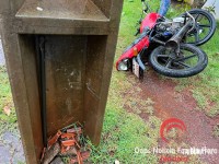 Motociclista perde o controle e colide contra poste durante chuva 