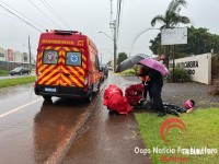 Motociclista perde o controle e colide contra poste durante chuva 