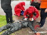 Motociclista perde o controle e colide contra poste durante chuva 