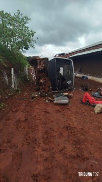 Van capota e deixa 11 pessoas feridas em Céu Azul