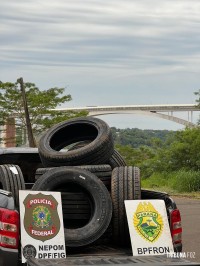 PF e PM apreendem embarcação com pneus contrabandeados em Foz do Iguaçu