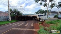 Carreta tomba após motorista seguir GPS em São Miguel do Iguaçu