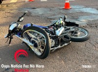 Dupla em motocicleta colide com carro durante fuga do BPFRON em Foz do Iguaçu 