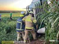 Motorista fica encarcerado na cabine após tombamento de caminhão no interior de Santa Helena