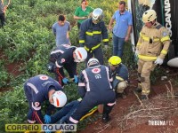 Motorista fica encarcerado na cabine após tombamento de caminhão no interior de Santa Helena