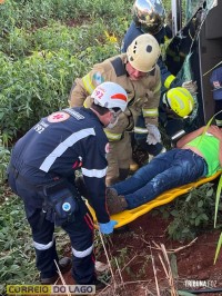 Motorista fica encarcerado na cabine após tombamento de caminhão no interior de Santa Helena