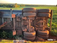 Motorista fica encarcerado na cabine após tombamento de caminhão no interior de Santa Helena