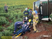 Motorista fica encarcerado na cabine após tombamento de caminhão no interior de Santa Helena