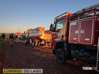 Motorista fica encarcerado na cabine após tombamento de caminhão no interior de Santa Helena