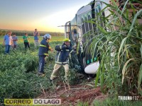 Motorista fica encarcerado na cabine após tombamento de caminhão no interior de Santa Helena