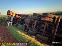 Motorista fica encarcerado na cabine após tombamento de caminhão no interior de Santa Helena