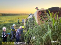 Motorista fica encarcerado na cabine após tombamento de caminhão no interior de Santa Helena