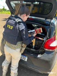 PRF apreende carro com cigarros de luxo contrabandeados em Santa Terezinha de Itaipu