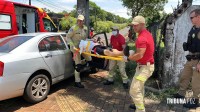 Siate socorre pai e filho após veículo colidir contra um poste na Vila A