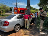 Siate socorre pai e filho após veículo colidir contra um poste na Vila A