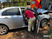 Siate socorre pai e filho após veículo colidir contra um poste na Vila A