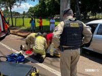Siate socorre pai e filho após veículo colidir contra um poste na Vila A