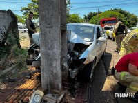 Siate socorre pai e filho após veículo colidir contra um poste na Vila A