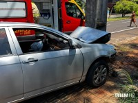 Siate socorre pai e filho após veículo colidir contra um poste na Vila A