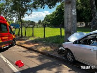 Siate socorre pai e filho após veículo colidir contra um poste na Vila A