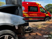 Siate socorre pai e filho após veículo colidir contra um poste na Vila A