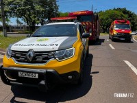 Siate socorre pai e filho após veículo colidir contra um poste na Vila A
