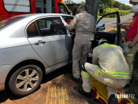 Siate socorre pai e filho após veículo colidir contra um poste na Vila A
