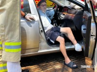 Siate socorre pai e filho após veículo colidir contra um poste na Vila A