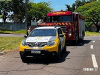 Siate socorre pai e filho após veículo colidir contra um poste na Vila A