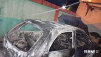 Veículo é consumido pelo fogo no pátio de uma residência em Ciudad Del Este