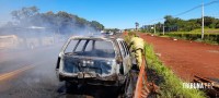 Condutor abandona veículo em chamas na Av. das Cataratas