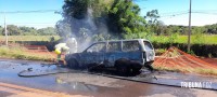 Condutor abandona veículo em chamas na Av. das Cataratas