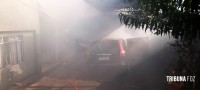 Carro pega fogo na garagem de uma residência no Porto Meira