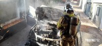 Carro pega fogo na garagem de uma residência no Porto Meira