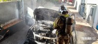 Carro pega fogo na garagem de uma residência no Porto Meira