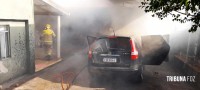 Carro pega fogo na garagem de uma residência no Porto Meira