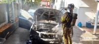Carro pega fogo na garagem de uma residência no Porto Meira