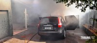 Carro pega fogo na garagem de uma residência no Porto Meira