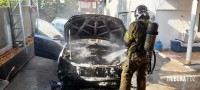 Carro pega fogo na garagem de uma residência no Porto Meira
