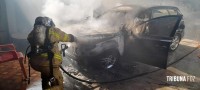 Carro pega fogo na garagem de uma residência no Porto Meira