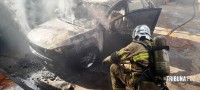 Carro pega fogo na garagem de uma residência no Porto Meira