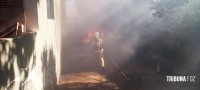 Carro pega fogo na garagem de uma residência no Porto Meira