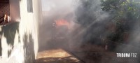 Carro pega fogo na garagem de uma residência no Porto Meira