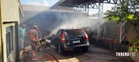 Carro pega fogo na garagem de uma residência no Porto Meira