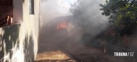 Carro pega fogo na garagem de uma residência no Porto Meira