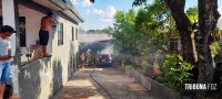 Carro pega fogo na garagem de uma residência no Porto Meira