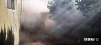 Carro pega fogo na garagem de uma residência no Porto Meira